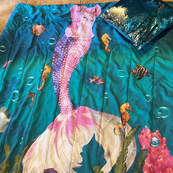 Twin mermaid comforter with pillow look like a mermaid while sleeping 🧜‍♀️ - Picture 3 of 4